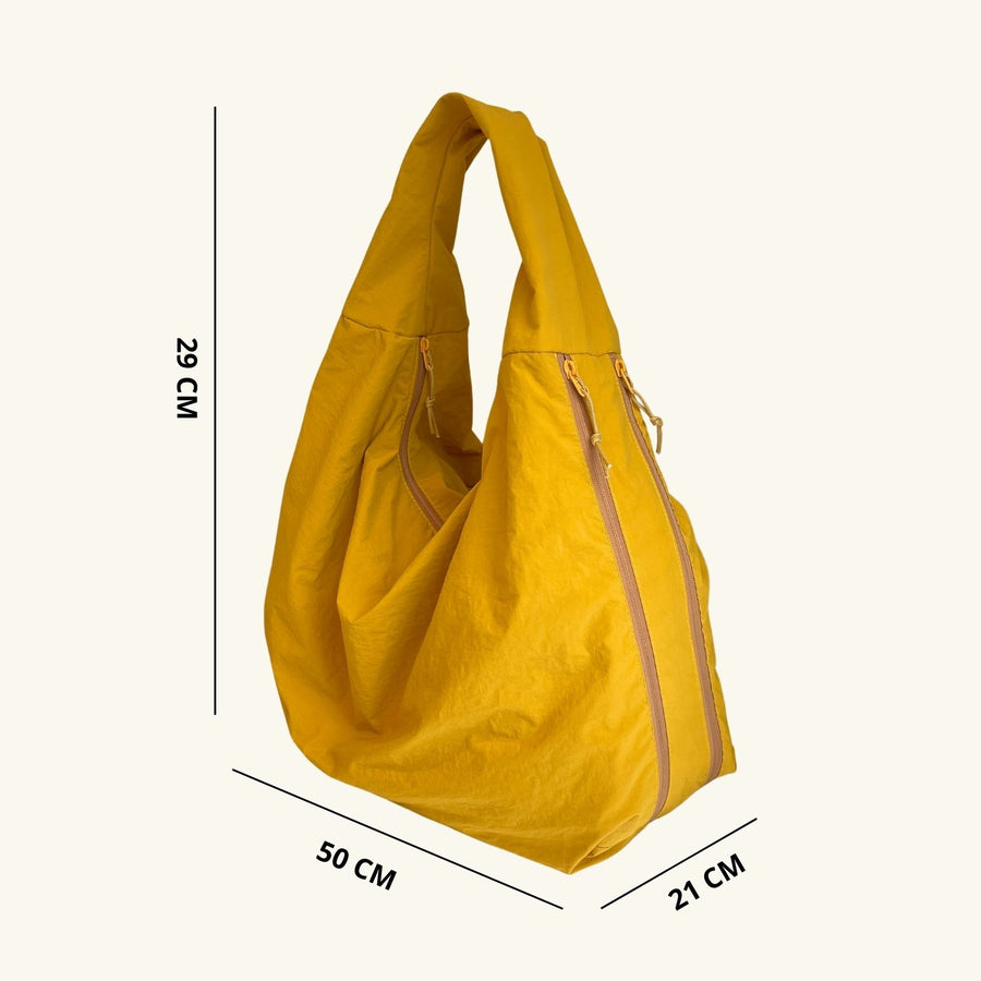 Interior espacioso — cabe laptop, outfit y esenciales